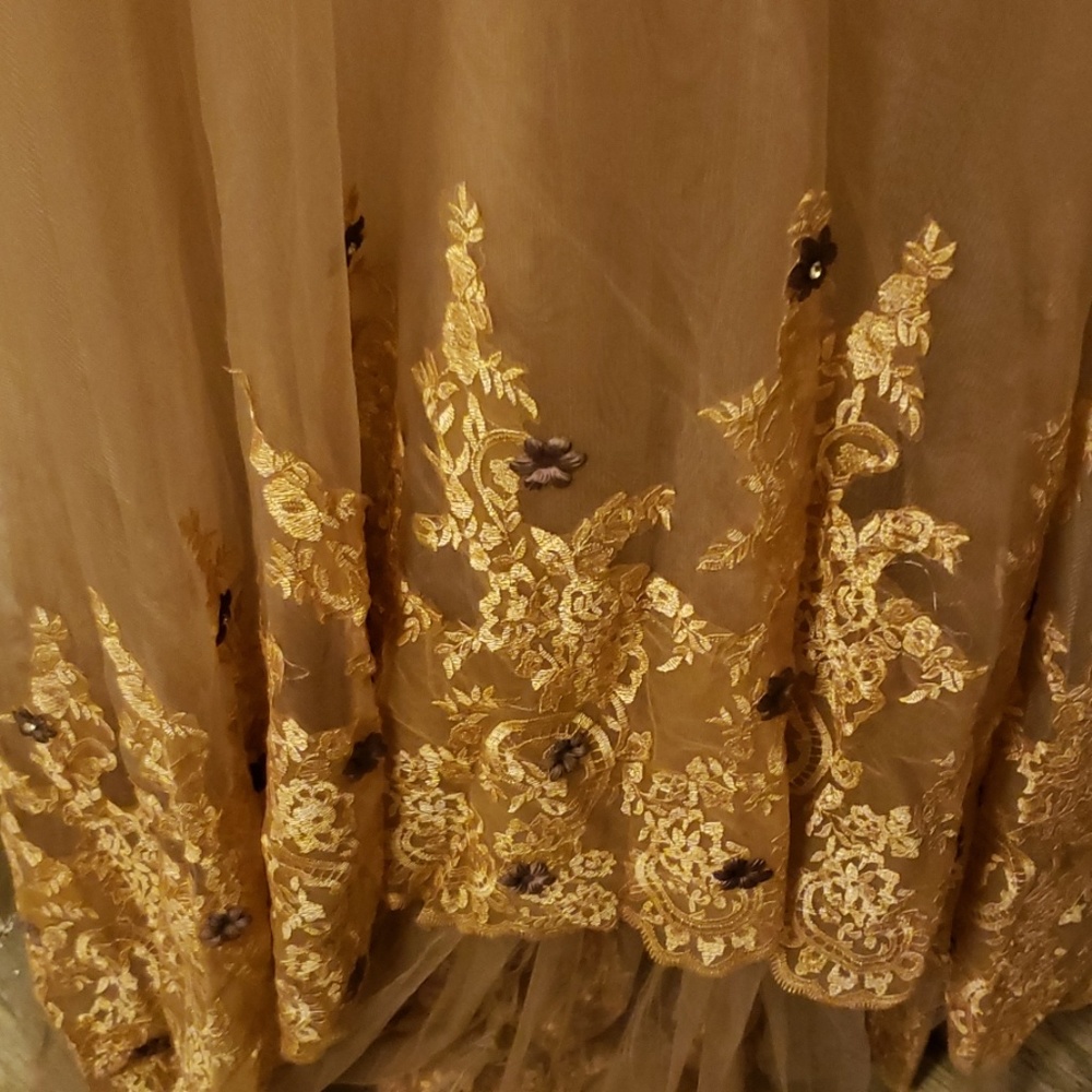 Gown - Picture 6 of 6